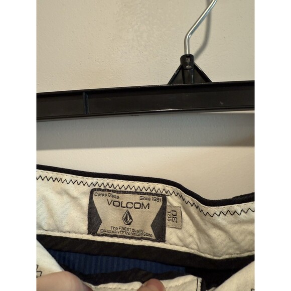 Volcom Men’s Size 30 Black Chino Shorts Utility Skate Casual Pockets - Picture 3 of 5